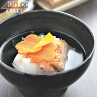 煮年糕清湯<br>日本年糕以糯米製成，米香特別濃郁，質地煙韌，應節必食。