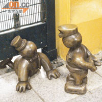 Tom Otterness的有趣雕塑名為Life Underground，圖中是有人想偷入地鐵站搭霸王車，可惜被人發現！