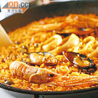 Spanish Rice with Seafood $250<BR>除海鮮外，還有雞配蔬菜和海鮮配雞的兩個版本。西班牙飯用上老闆的獨家食譜烹調而成，米粒嚼勁十足，味道香濃惹味，正宗。