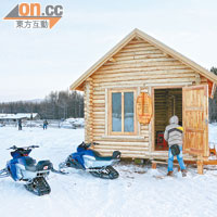最貼心是玩完雪車，可走入小木屋避風喝熱飲。