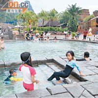 溫泉區佔地8萬平方呎，訪客可按喜好到不同水池浸泡一番。