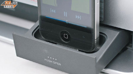 備有iPhone插座可播放手機內的歌曲。