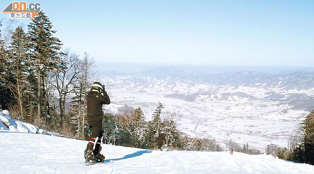 得天獨厚的滑雪場，本身亦是4A級國家風景區。