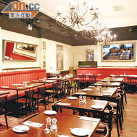 Dining Area感覺優雅，以木地板、吊燈營造雅致的法式情懷。
