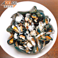 Roquefort Mussels   $138（小）<BR>以藍芝士和忌廉醬製成，芝士羶香很濃，入口Creamy，略嫌有點喧賓奪主。