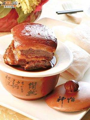 杭州酒家的東坡肉入口酥軟入味，肉香醬香兼備。