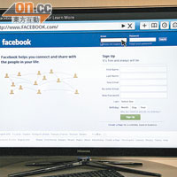 利用電視上facebook，便可隨時更新近況及畀「Like」。