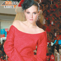 On Julia：Accessorize黑色頭飾 $350（f）、LANVIN紅色連身裙 $38,700（c）、kate spade金色珠片手袋 $2,700（g）