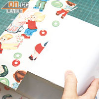 STEP.2 在卡紙表面塗上白膠漿，貼上棉布。