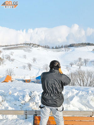 拍攝牧場全景的高位在山上，登上時得先經風雪吹打一番。