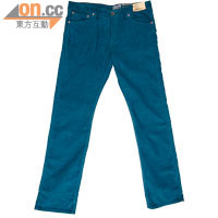 品牌與Cordings合作設計的燈芯絨褲，是最受歡迎的服飾之一。男裝藍色燈芯絨褲 $870