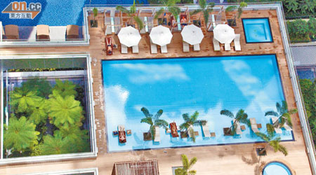 設在酒店8樓「綠洲」空中花園泳池。