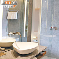 浴室內採用精緻花崗岩石牆，與房間木質牆身形成強烈的自然對比。
