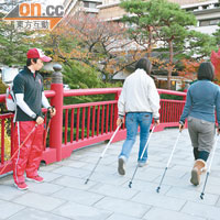 當地觀光協會正試推「行山杖行山」服務，教練正指導旅客使用方法。 