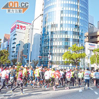 馬拉松起點為神戶市政府前，途經湊川神社、新長田鐵人28像，再於明石海峽大橋折返。