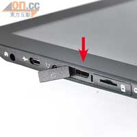 microSD卡槽與microUSB插位之間，備有mini HDMI（箭嘴示）作視頻輸出。