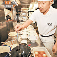 石井孝茂先生指黑蒜油單吃有點苦，但遇上豬骨濃湯，滋味卻相得益彰。