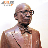 在圖書館內還擺放了一尊日清食品創辦人安藤百福先生的銅像。