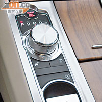 沿用JaguarDrive旋鈕式波檔控制鍵，跟後方的電子手掣同樣觸手可及。