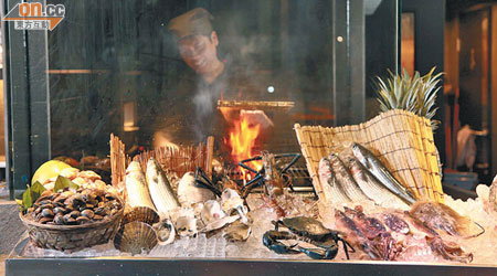 店內小型Seafood Market放滿海鮮，只要揀啱心水，大廚會即燒，氣氛鬧哄哄！