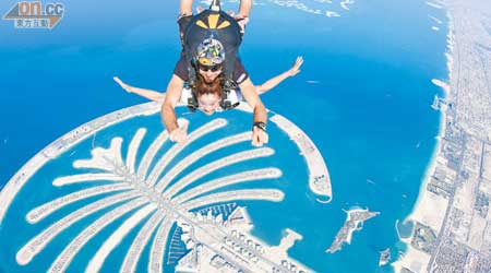 從13,000呎高空跳下來，是俯瞰棕櫚島的最佳角度。