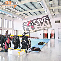 跳傘學校裝潢簡單，只掛了一排排的跳傘裝備。
