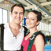 來自澳洲的情侶，說要試試在杜拜跳傘跟在澳洲跳有甚麼分別。