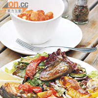 有機混合沙律配上烤三文魚，既健康又有益，售￥88（約HK$106）。