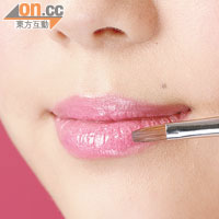 塗Pastel Pink唇膏和唇彩，以增添美感。
