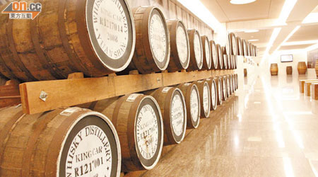 威士忌經過蒸餾後便會存入橡木酒桶等待熟成。
