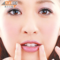 全方位護唇<br>Tip 2. 還原色<br>用橄欖油或玫瑰果油輕輕按摩，既可防止乾燥，也可還原健康唇色。