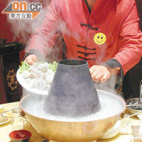 這種放入木炭的巨形銅鍋，在香港實在很難見到。