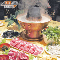 現代化的烏拉火鍋，食材相當豐富，加上地道東北配料，味道零舍不同！