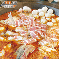 正宗的鐵鍋燉魚湯底會加入東北麵醬，令味道更加香濃。