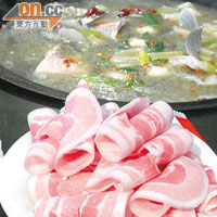 五花腩片是鐵鍋燉魚不可缺少的配料之一。