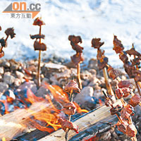 鹿肉切成小串烤，香口惹味，肉質相當堅實。