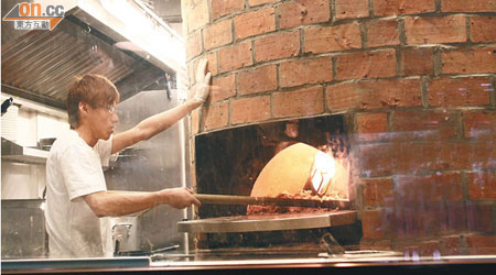 大型磚爐重達3噸，高溫令Pizza脆卜卜卻帶有煙韌感。
