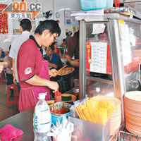 茶餐室內有多間熟食檔坐鎮，食品選擇豐富。