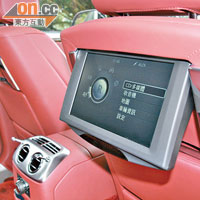 前排椅背設有9.2吋LCD顯示屏，而且可調節角度。