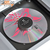 將CD放上頂揭式碟盤後再放置一個圓形金屬穩定器，令光頭讀碟時更穩定。