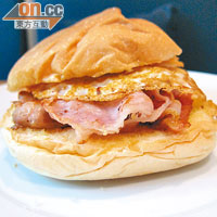 The Chippy's Signature Breakfast Butty   $55<br>招牌美食，其實只是將早餐的煙肉、雞蛋和香腸夾在大包內，分量頗大，口感豐厚，最抵讚的是餡料不會「油淋淋」。