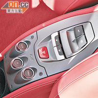 車窗控制鍵和波檔選擇鍵，統統設在前座中央位置。