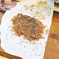 把炸好的小酥餅弄碎包在大餅中，個人覺得加入黑胡椒味道最好，NT$35（約HK$9）。