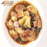 寧波烤菜<Br>傳統寧波家常小菜，香菇、小棠菜和筍加入醬油、菜籽油和冰糖烤，蔬菜腍身，滲透醬香甜香。