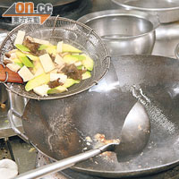 3.起油鑊，爆香薑蓉和齋蠔油後，加入已汆水的食材炒香。