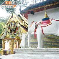 寺內擺設一尊白象雕塑。