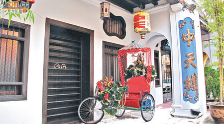 酒店門口以中式花輪車代替Limo，夠晒風味。