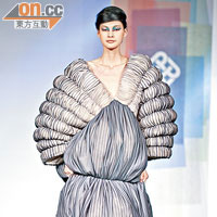 這是2010年香港時裝設計師協會創意大獎其中一位得主黃嘉麗設計的作品。