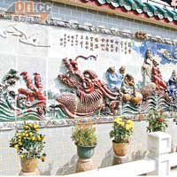 這面就是描繪八仙乘龍遨遊雲泉間的陶塑圖壁。