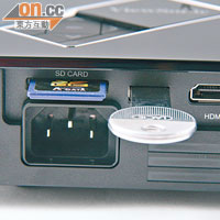 設有SD卡槽及USB插口，可直讀多媒體檔案。